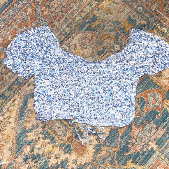 Hollister Cropped Floral Blouse with Front Tie - Picture 2 of 2